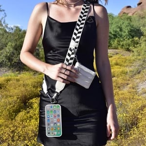 Clip and Go | Hands-Free-Puhelinnauha Taskulla