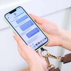 Clip and Go | Hands-Free-Puhelinnauha Taskulla