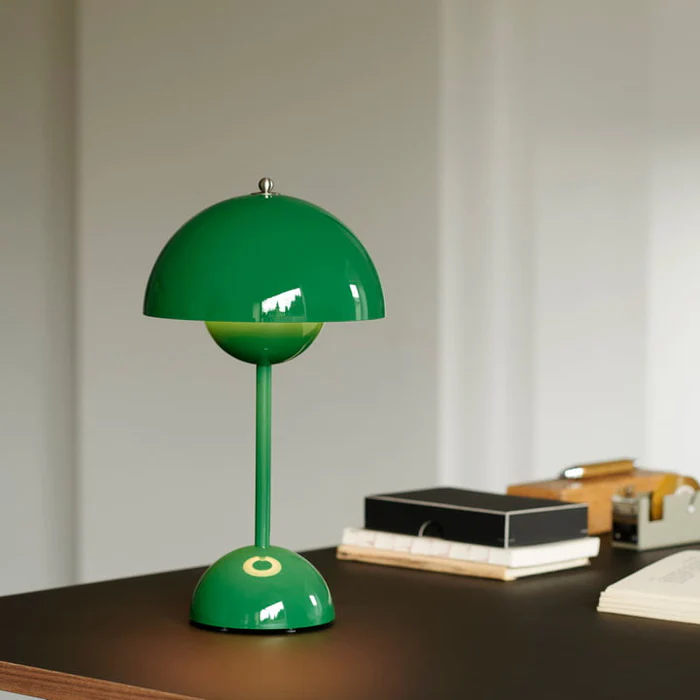 LunarGlow ladattava LED-pöytälamppu lämpimällä valkoisella valolla