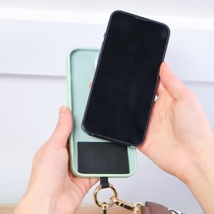 Clip and Go | Hands-Free-Puhelinnauha Taskulla