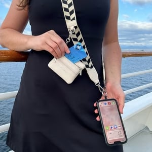 Clip and Go | Hands-Free-Puhelinnauha Taskulla